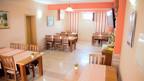 comedor con mesas y sillas de madera en Pansion CASA GAGRO, en Međugorje