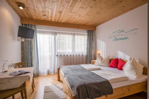 Un dormitorio con una cama grande y una ventana en Biolandhaus Seethaler, en Vorderthiersee