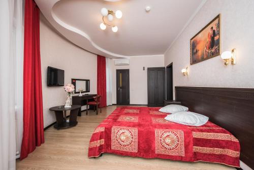 ノヴォロシースクにあるПарадизのホテルルーム ベッド1台(赤い毛布付)