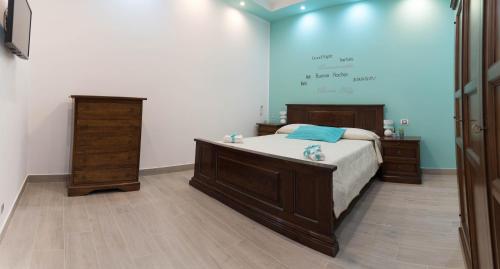 a bedroom with a bed and a writing on the wall at Damahouse in Formia