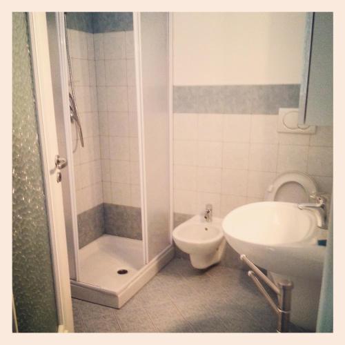 ロゼート・デッリ・アブルッツィにあるroseto holidaysのバスルーム(シャワー、トイレ、シンク付)