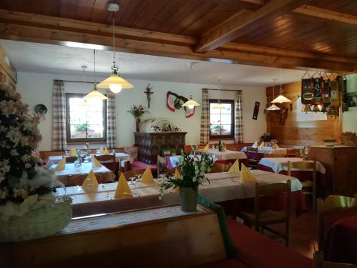un restaurante con mesas y sillas en una habitación en Agritur le Vale, en Fiera di Primiero