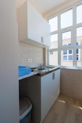Kuchyň nebo kuchyňský kout v ubytování Moonlight Apartments