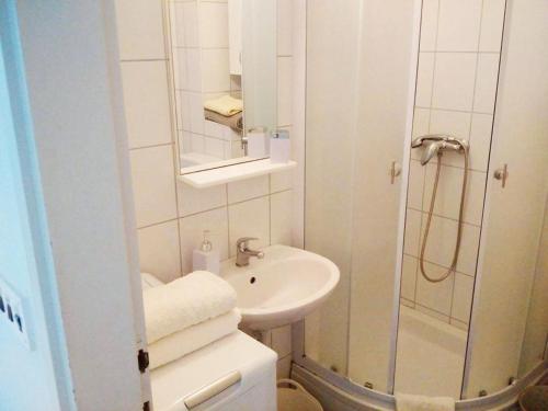 un piccolo bagno con lavandino e doccia di Sea You Apartment a Hvar