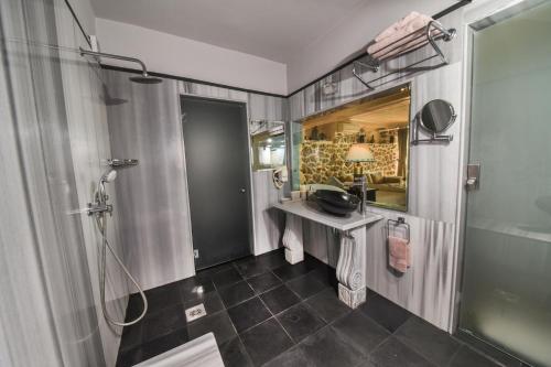 een badkamer met een douche en een wastafel bij Beyaz Yunus Hotel - Adult Only in Oludeniz