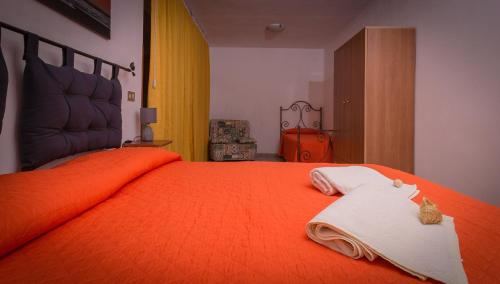 マカリにあるGocce di Mareのベッドルーム1室(オレンジのベッド1台、猫2匹付)