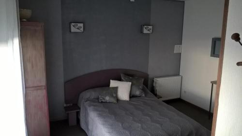 Chambre en Havre de paix في Panazol: غرفة نوم بسرير ممدد عليها قطة