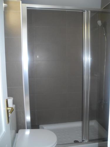 ein Badezimmer mit Dusche, Toilette und Waschbecken in der Unterkunft Apartamentos Los Mocanes in Puerto Rico de Gran Canaria