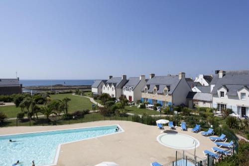 une vue aérienne d'un complexe avec piscine dans l'établissement Residence Cap Marine - maeva Home, au Guilvinec