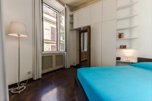 ローマにあるPalazzo Borghese Lovely Flatのベッドルーム(青いベッド1台、窓付)