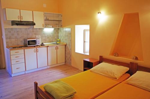 a small kitchen with two beds in a room at apartman željana in Vis