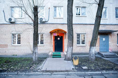 モスクワにあるХостел Вежливый Лось на Сходненскойの赤い扉と木のレンガ造り