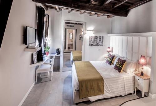 Uma cama ou camas num quarto em Town House Spagna- luxury Rooms with Jacuzzi Bath