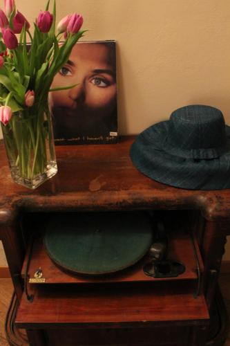 a table with a vase of flowers and a vase of pink tulips at B&B Da Zia Ore in Iesi