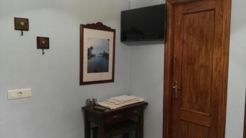 um quarto com uma porta e uma mesa com um espelho em El rincon de Paco em Segura de la Sierra