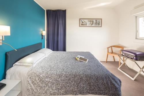 Ένα ή περισσότερα κρεβάτια σε δωμάτιο στο Hôtel Du Port Et De L'aven
