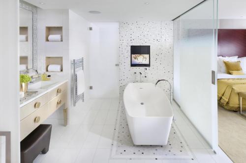 Een badkamer bij Mandarin Oriental, Paris