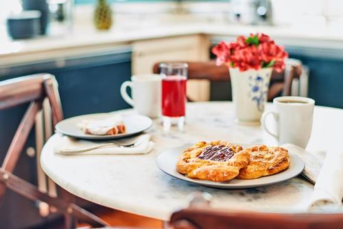 Una mesa con dos platos de pasteles encima. en The Collector Inn (Adults Only) - Saint Augustine, en St. Augustine