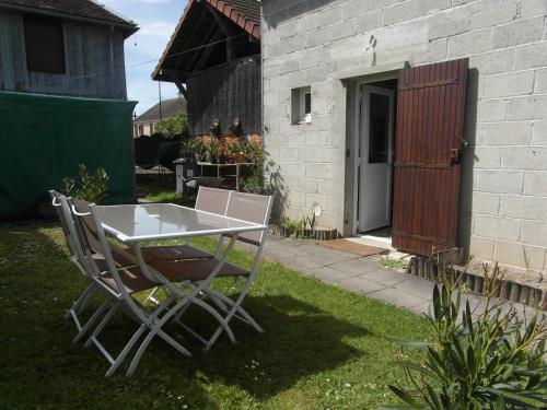 a table and chairs in the yard of a house at Le Breuil in Piney