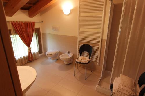 San ZenoneにあるLE TRE ARTI B&Bのバスルーム(トイレ、洗面台、シャワー付)