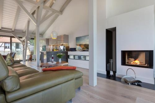a living room with a couch and a fireplace at Alte Scheune am Focker Strom in Mursewiek