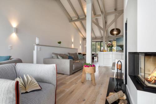a living room with a couch and a fireplace at Alte Scheune am Focker Strom in Mursewiek