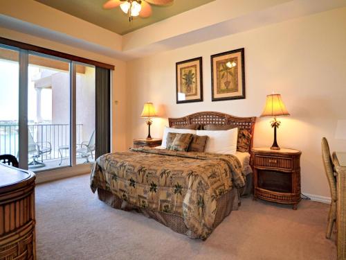 una camera con un letto e due lampade e un balcone di Harborview Grande Three Bedroom 267 a Clearwater Beach