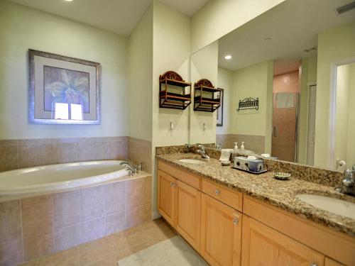 un bagno con vasca, lavandino e vasca da bagno di Harborview Grande Three Bedroom 267 a Clearwater Beach