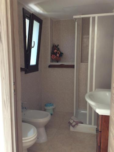 a bathroom with a toilet and a tub and a sink at Il Girasole B&B in Cretone