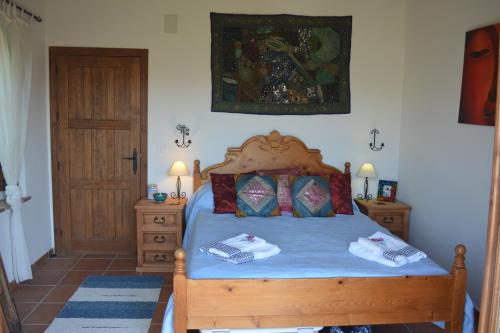 - une chambre avec un lit et 2 serviettes dans l'établissement Casa Viñas de Vera, à Restábal