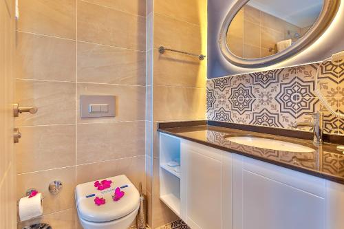Ett badrum på Kaş Artemis Hotel