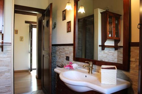 Vonios kambarys apgyvendinimo įstaigoje Casa immersa nel verde