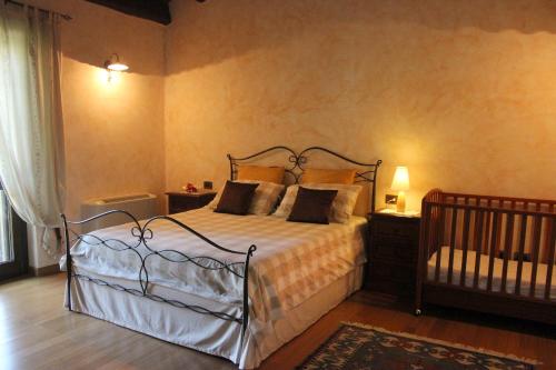 A bed or beds in a room at Casa immersa nel verde