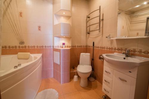 ノヴォクズネツクにあるКузнецктроевскийのバスルーム(トイレ、洗面台、バスタブ付)