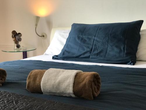 Un dormitorio con una cama con una manta. en Spoleto, en Split