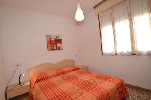 ビビオーネにあるPina e Carlettoのベッドルーム1室(ベッド1台、プライド毛布、窓付)