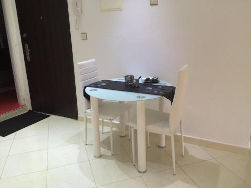 a table with two chairs and a black and white table at Etablissement moderne in Safi