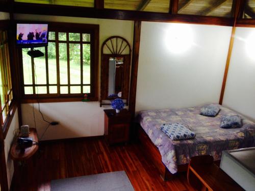 Tempat tidur dalam kamar di Lemon House Monteverde