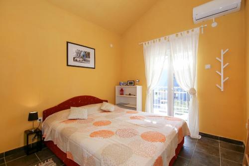 een slaapkamer met een bed en een raam bij Apartment More in Kožino