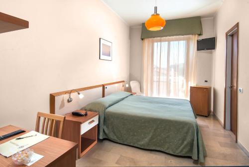 Łóżko lub łóżka w pokoju w obiekcie Hotel Continental Fano