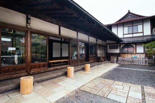 un bâtiment avec beaucoup de fenêtres dans l'établissement 高野山 宿坊 熊谷寺 -Koyasan Shukubo Kumagaiji-, à Koyasan