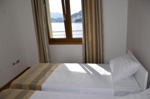 Ένα ή περισσότερα κρεβάτια σε δωμάτιο στο Apartmani Svetionik