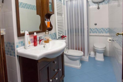 a bathroom with a sink and a toilet at La Piazza in Sant'Agnello