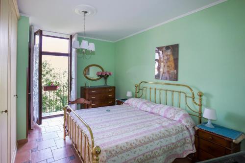 a bedroom with a bed and a window at La Piazza in Sant'Agnello