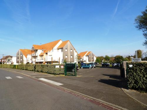 a street with houses and cars on the road at Clos Fleuri in Berck-sur-Mer