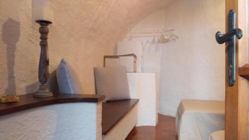 a room with a bed and a table with a lamp at Aia dei Limoni in Tivegna