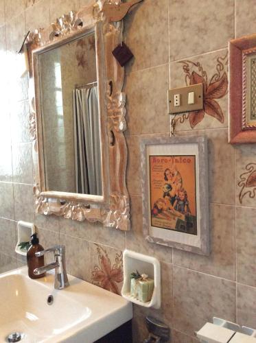 A bathroom at Aia dei Limoni