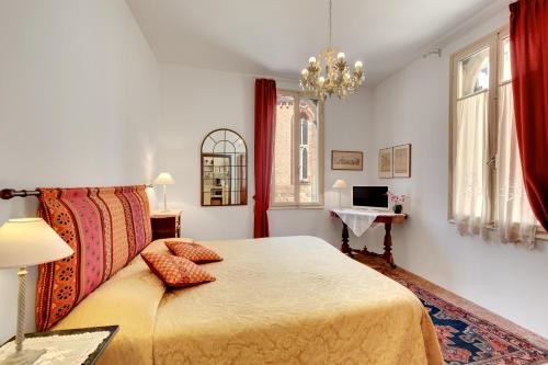 A bed or beds in a room at Ca' Badoer Frari
