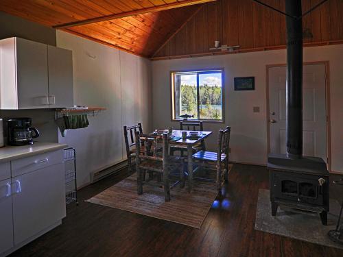 Cuisine ou kitchenette dans l'établissement Ruth Lake Lodge Resort