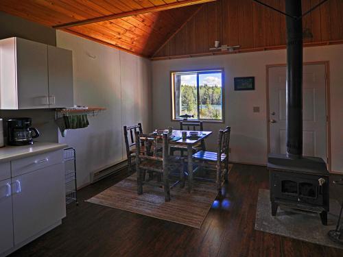 Kuchyň nebo kuchyňský kout v ubytování Ruth Lake Lodge Resort